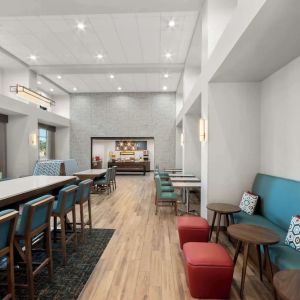 Breakfast area perfect for coworking at Hampton Inn & Suites Phoenix/Gilbert.