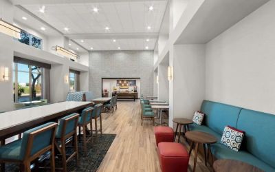 Breakfast area perfect for coworking at Hampton Inn & Suites Phoenix/Gilbert.