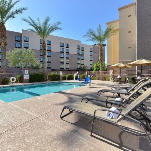 Sun loungers beside the pool at Hampton Inn & Suites Phoenix/Gilbert.