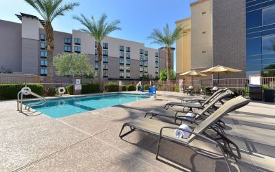 Sun loungers beside the pool at Hampton Inn & Suites Phoenix/Gilbert.