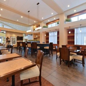Dining area perfect for coworking at Hampton Inn & Suites Phoenix/Gilbert.