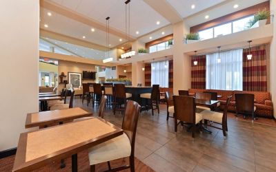 Dining area perfect for coworking at Hampton Inn & Suites Phoenix/Gilbert.