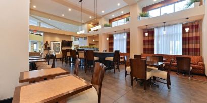 Dining area perfect for coworking at Hampton Inn & Suites Phoenix/Gilbert.