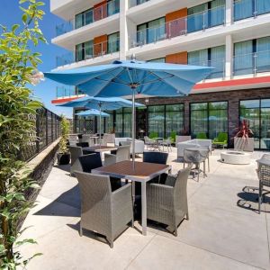 Courtyard perfect for coworking at Hampton Inn & Suites Sunnyvale Silicon Valley.