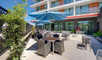 Courtyard perfect for coworking at Hampton Inn & Suites Sunnyvale Silicon Valley.