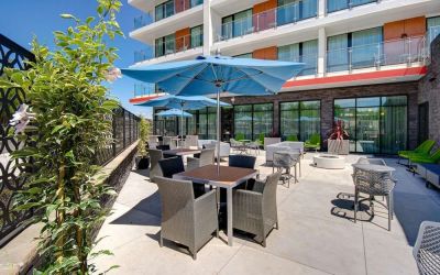 Courtyard perfect for coworking at Hampton Inn & Suites Sunnyvale Silicon Valley.