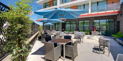 Courtyard perfect for coworking at Hampton Inn & Suites Sunnyvale Silicon Valley.