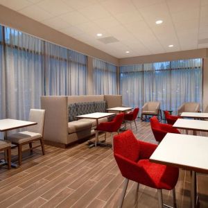 Breakfast area at Hampton Inn & Suites Sunnyvale Silicon Valley.