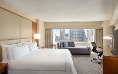 Romantic king room at Swissotel Chicago.