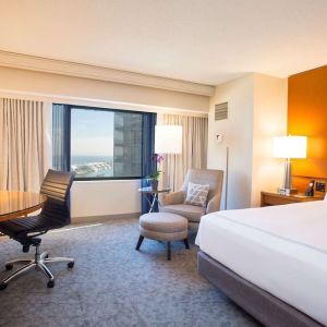 Romantic day room at Swissotel Chicago.
