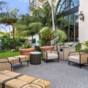 Plenty of seats in the courtyard of Embassy Suites By Hilton Los Angeles International Airport South.