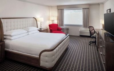 Day use room with work desk and natural light at Hilton Chicago-Northbrook.