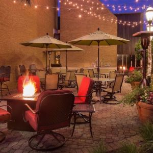 Outdoor garden with seats perfect for coworking at Hilton Chicago-Northbrook.