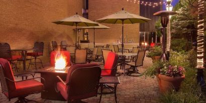 Outdoor garden with seats perfect for coworking at Hilton Chicago-Northbrook.