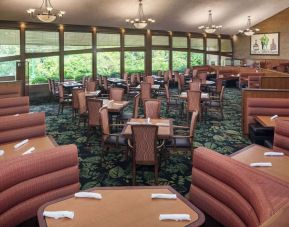 Dining area perfect for coworking at Hilton Chicago-Northbrook.
