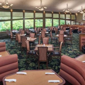Dining area perfect for coworking at Hilton Chicago-Northbrook.