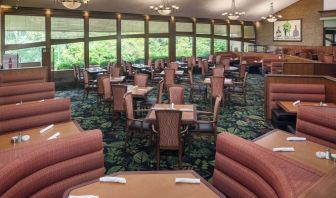 Dining area perfect for coworking at Hilton Chicago-Northbrook.