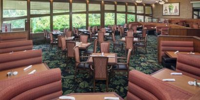 Dining area perfect for coworking at Hilton Chicago-Northbrook.