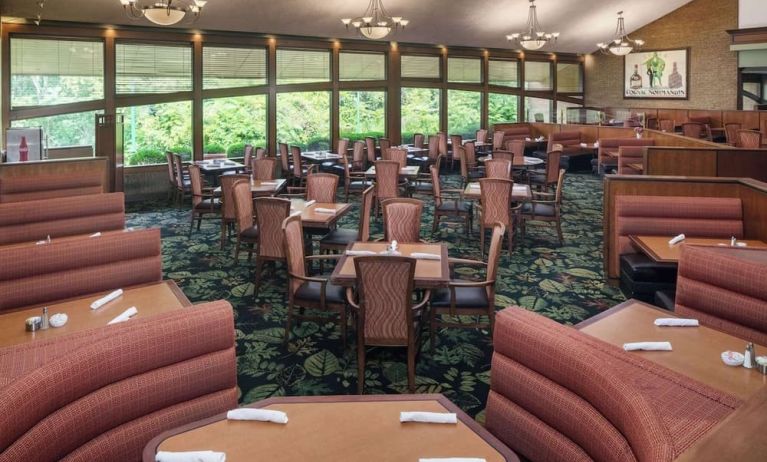 Dining area perfect for coworking at Hilton Chicago-Northbrook.