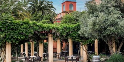 Alfresco dining surrounded by green foliage at DoubleTree By Hilton Sonoma Wine Country.