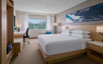 King room at Delta Hotels By Marriott Little Rock West.