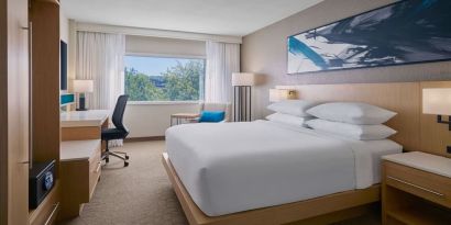 King room at Delta Hotels By Marriott Little Rock West.