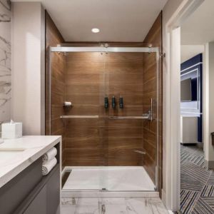 Private guest bathroom with shower at Hilton BNA Nashville Airport Terminal.
