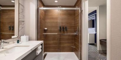 Private guest bathroom with shower at Hilton BNA Nashville Airport Terminal.
