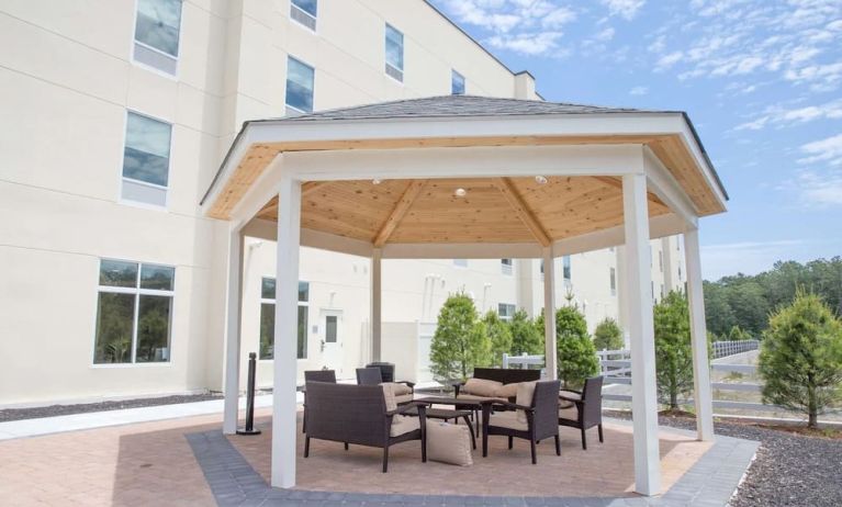 Outdoor picnic area at Hampton Inn Atlantic City Absecon, NJ.