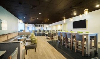 Bar and lounge area at EnVision Hotel And Conference Center Mansfield Foxboro.