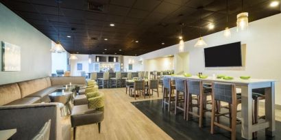 Bar and lounge area at EnVision Hotel And Conference Center Mansfield Foxboro.