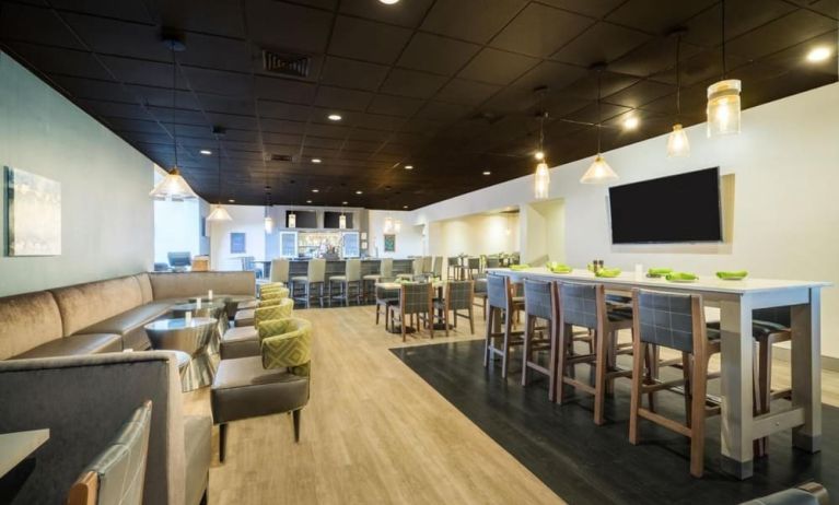 Bar and lounge area at EnVision Hotel And Conference Center Mansfield Foxboro.