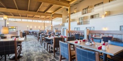 Dining area at EnVision Hotel And Conference Center Mansfield Foxboro.