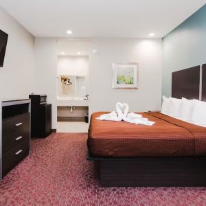 Day use room with workdesk and private bathroom at Express Inn - Spring.