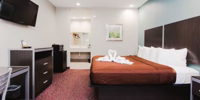 Day use room with workdesk and private bathroom at Express Inn - Spring.