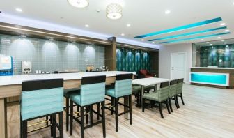 Dining area at Express Inn - Spring.
