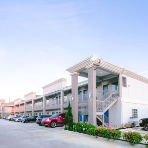 Hotel exterior and parking area at Express Inn - Spring.