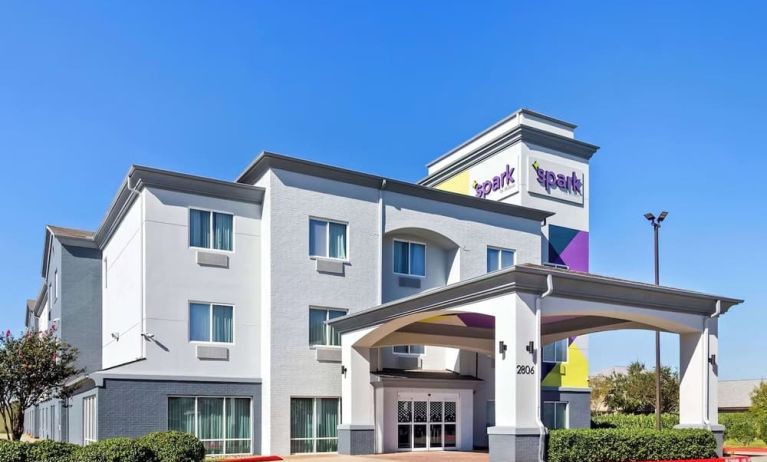 Hotel exterior at Spark By Hilton Pearland.