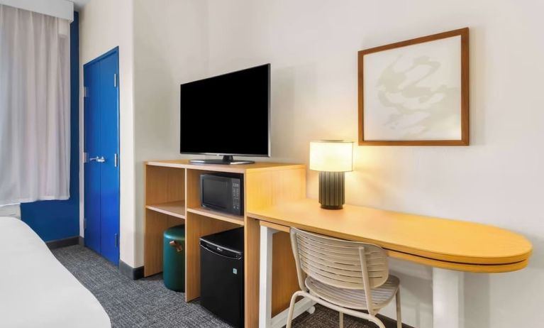 Day use twin room with work desk at Spark By Hilton Pearland.