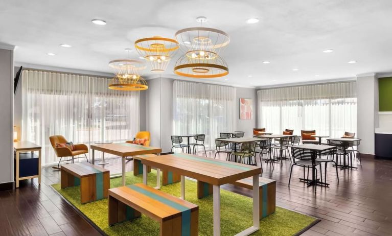 Dining area at Spark By Hilton Pearland.