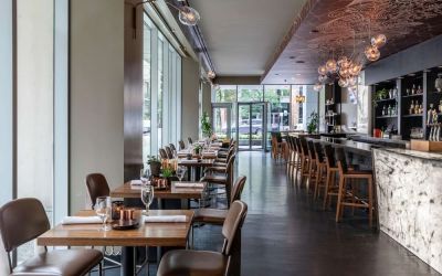 Dining area perfecto for coworking at Royal Sonesta Chicago River North.