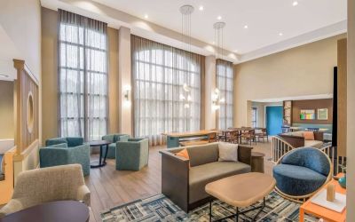 Comfortable lobby lounge, perfect for coworking at Sonesta ES Suites San Antonio Downtown Alamo Plaza.