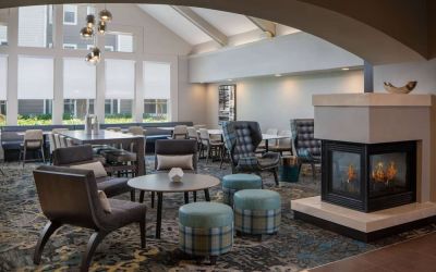 Dining area at Sonesta ES Suites Fairfax Fair Lakes.
