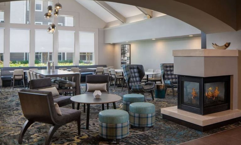 Dining area at Sonesta ES Suites Fairfax Fair Lakes.