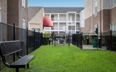 Outdoor patio at Sonesta ES Suites Dallas Medical Market Center.