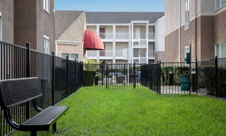 Outdoor patio at Sonesta ES Suites Dallas Medical Market Center.