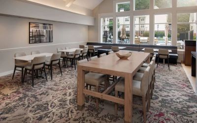 Dining area at Sonesta ES Suites Atlanta Alpharetta North Point Mall.