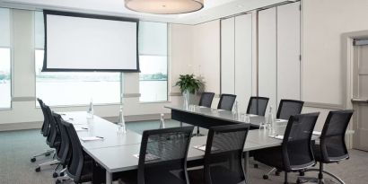 Meeting room with natural light at Hilton Philadelphia At Penn's Landing.