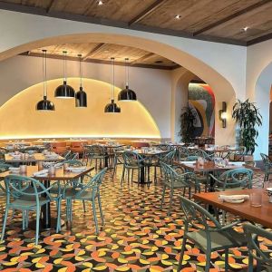 Dining area perfect for coworking at Hilton Orlando.