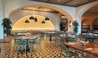 Dining area perfect for coworking at Hilton Orlando.